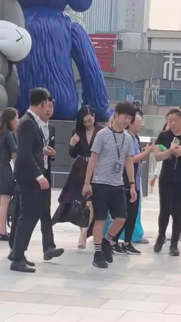 明星偶遇流浪歌手,明星与流浪歌手的意外相遇