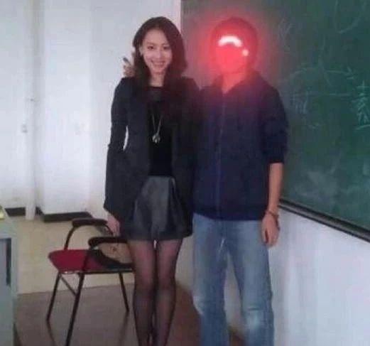 偷拍女教师丝袜图片,隐私泄露引发的道德争议