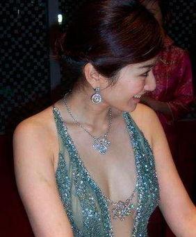 透视衣奶头女明星,揭秘女明星的时尚与性感界限