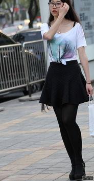 戴眼镜白丝袜大胸美女,时尚与魅力的完美融合